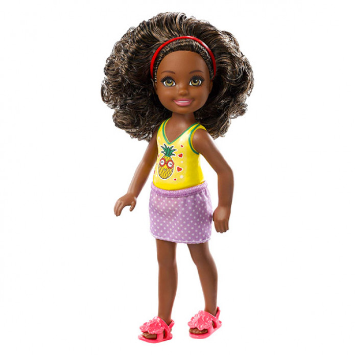  Barbie Chelsea Club: barna bőrű Chelsea baba ananászos pólóban